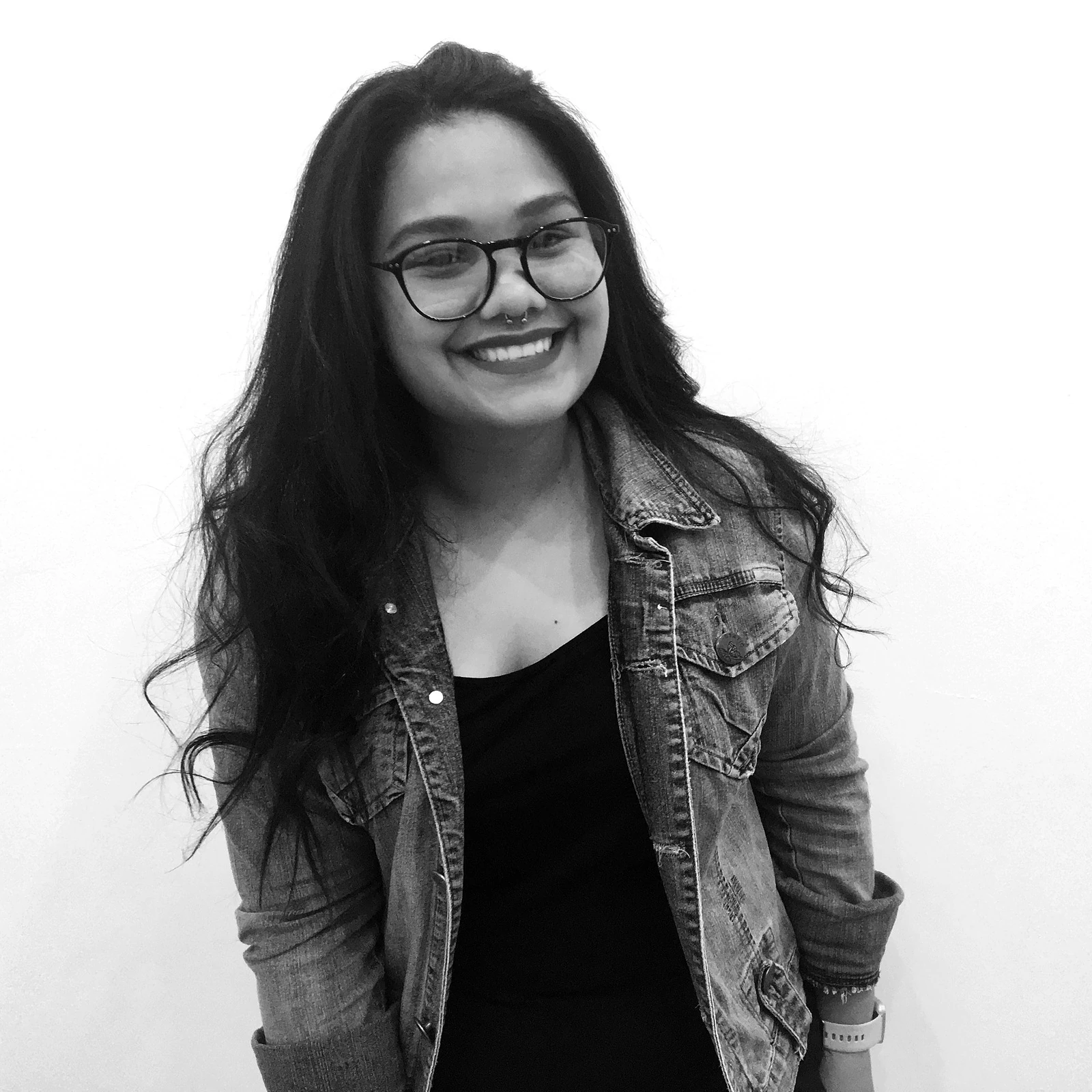Emely Aponte sonriendo, en blanco y negro